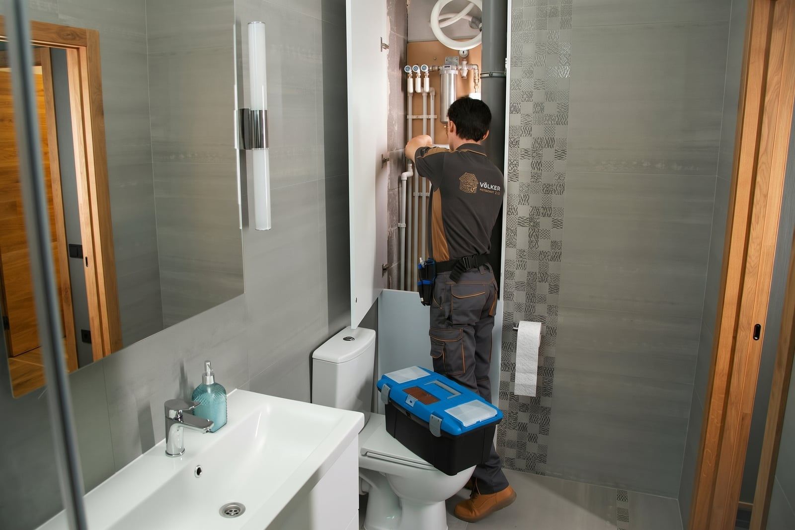 Monteur bei der Arbeit im Badezimmer
