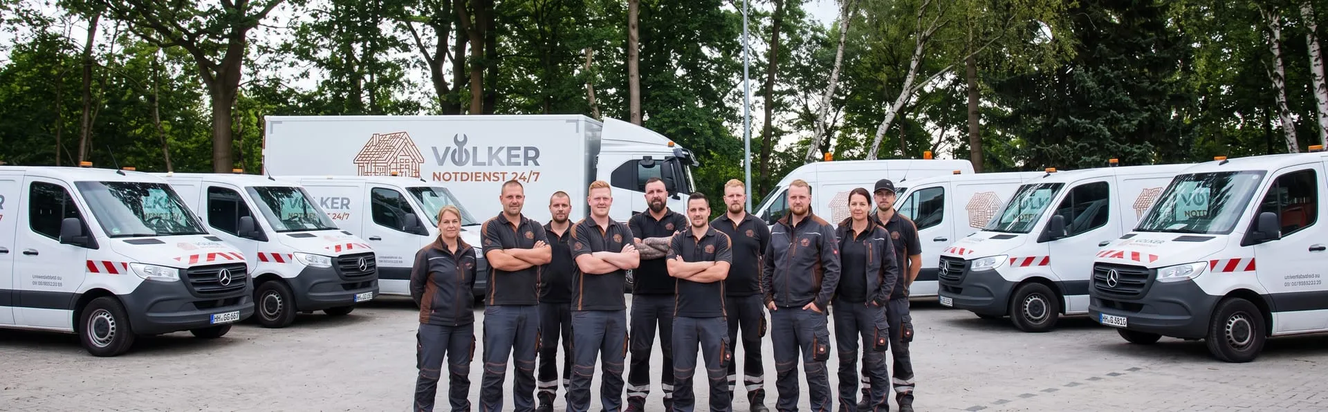 Symbolbild: Rohrreinigungs-Team vor Servicewagen